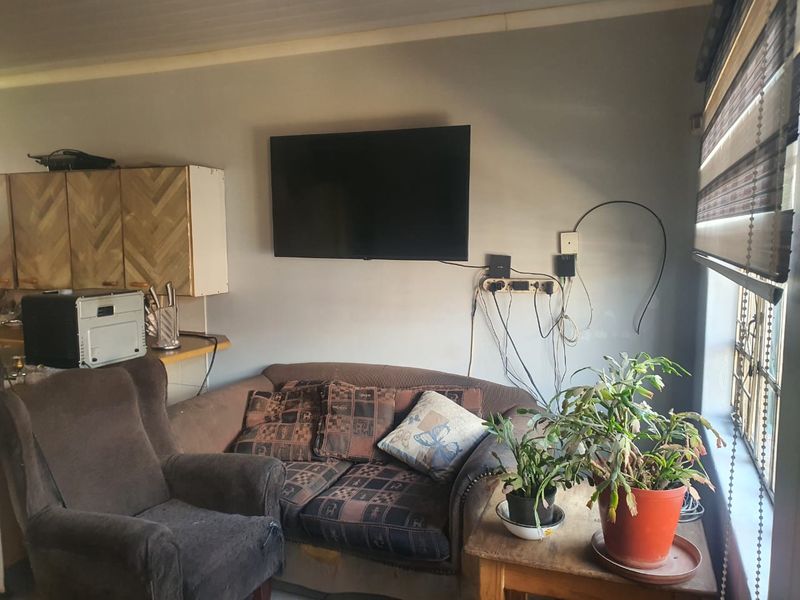 Priced to Go! Modern 2-Bedroom Gem with Solar, JoJo Tank & camera security.... - Photo 3