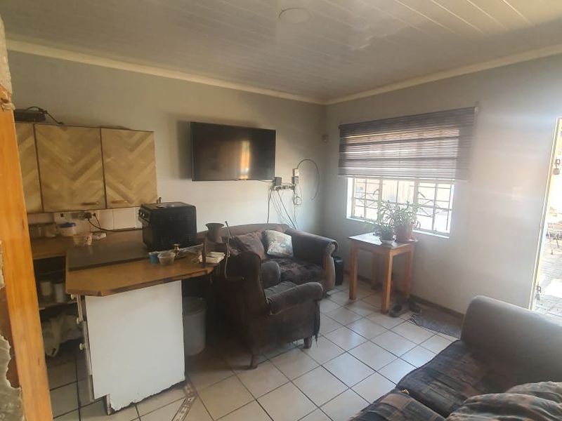 Priced to Go! Modern 2-Bedroom Gem with Solar, JoJo Tank & camera security.... - Photo 6