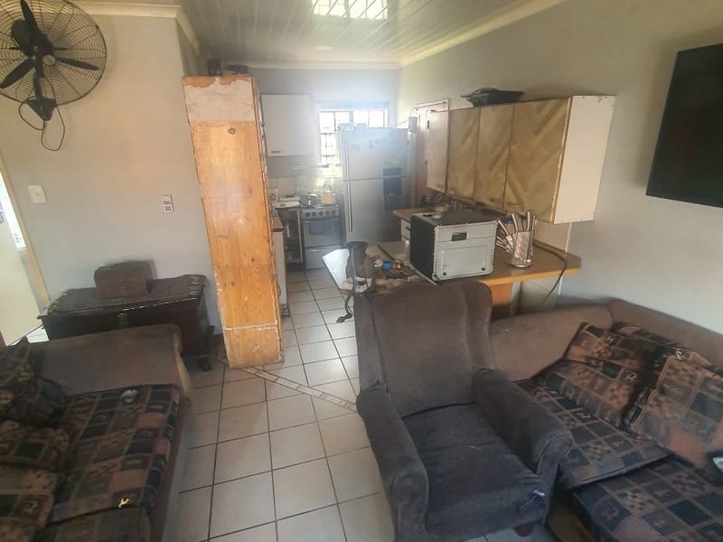 Priced to Go! Modern 2-Bedroom Gem with Solar, JoJo Tank & camera security.... - Photo 5