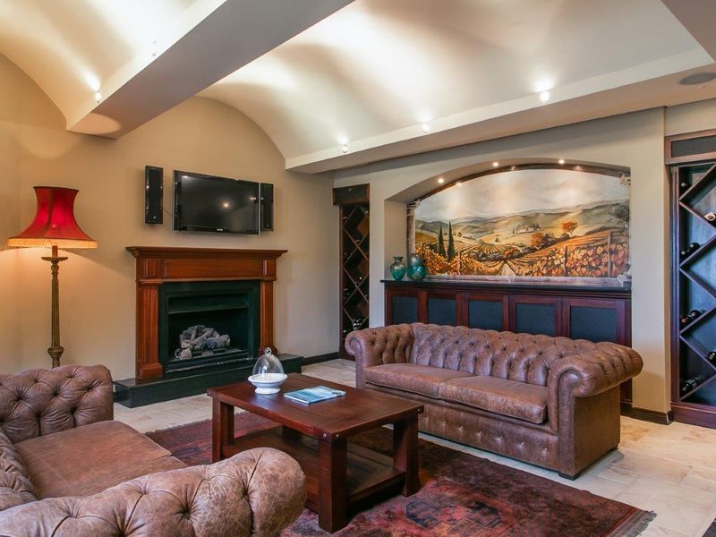 GRANDIOSE DAME WITH A DIFFERENCE - Photo 9