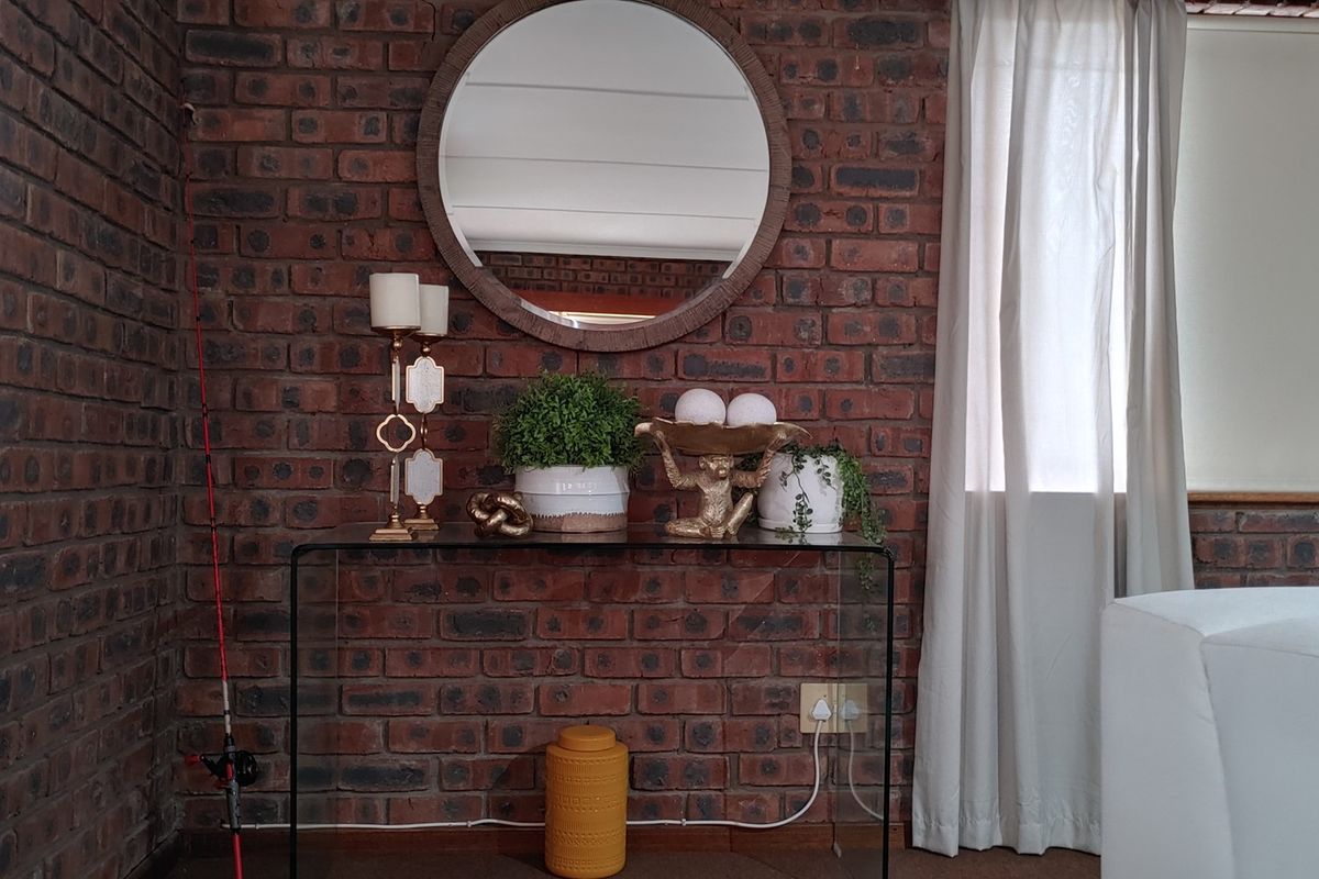 Enormous three-bedroom apartment in a highly sought-after, secure complex in Wembley. - Photo 3