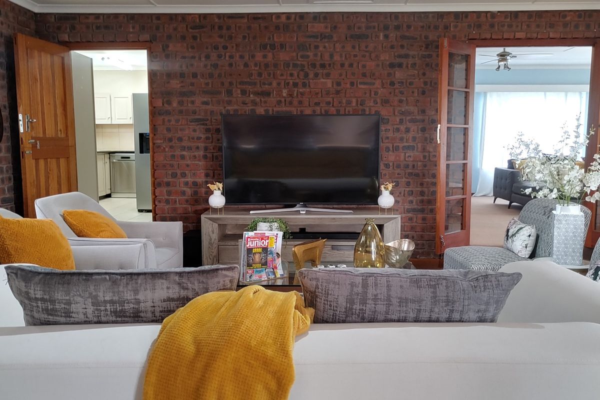 Enormous three-bedroom apartment in a highly sought-after, secure complex in Wembley. - Photo 2