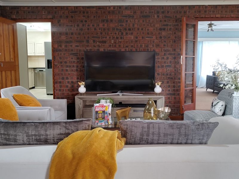 Enormous three-bedroom apartment in a highly sought-after, secure complex in Wembley. - Photo 2