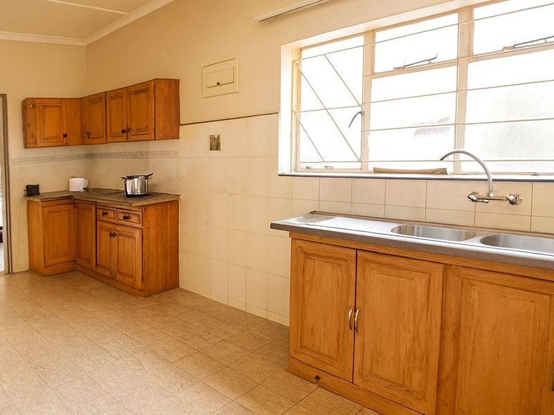 Beautiful 3 Bedroom house with a Large stand and Flatlet - Photo 5