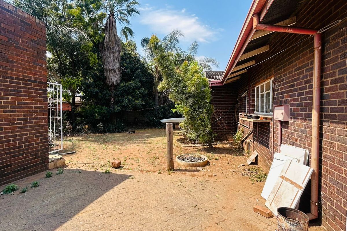 Beautiful 3 Bedroom house with a Large stand and Flatlet - Photo 4