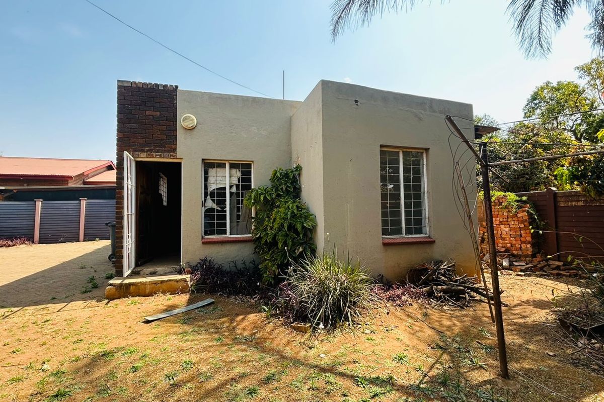 Beautiful 3 Bedroom house with a Large stand and Flatlet - Photo 3