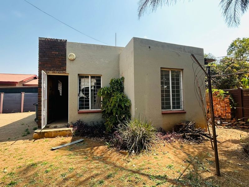 Beautiful 3 Bedroom house with a Large stand and Flatlet - Photo 3