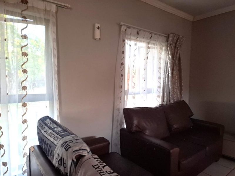 LOVELY 2 BEDROOM APARTMENT WITH BALCONY, BRAAI AREA - Photo 3
