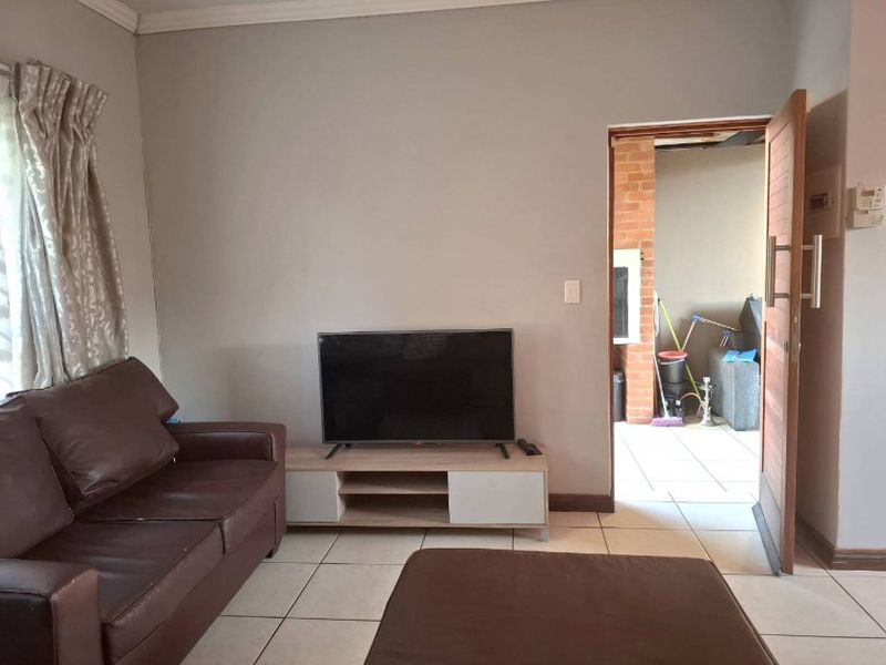 LOVELY 2 BEDROOM APARTMENT WITH BALCONY, BRAAI AREA - Photo 2