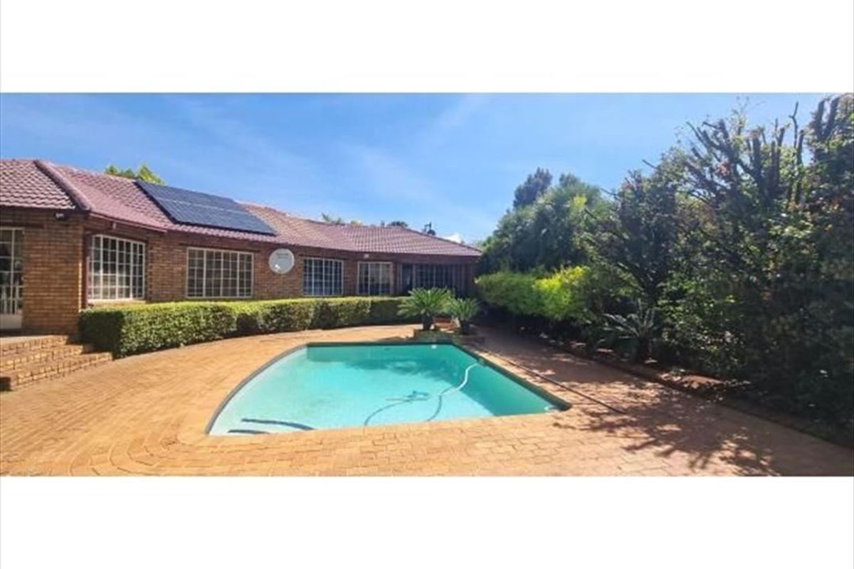 Elegant Family Home with Spacious Living Areas - Photo 3