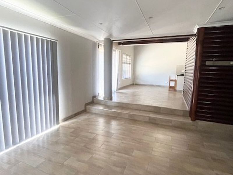 *IMMEDIATE RENTAL AVAILABILITY!*  - Photo 3