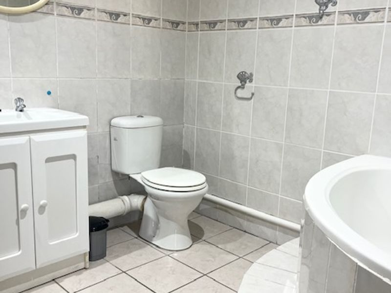 *IMMEDIATE RENTAL AVAILABILITY!*  - Photo 8