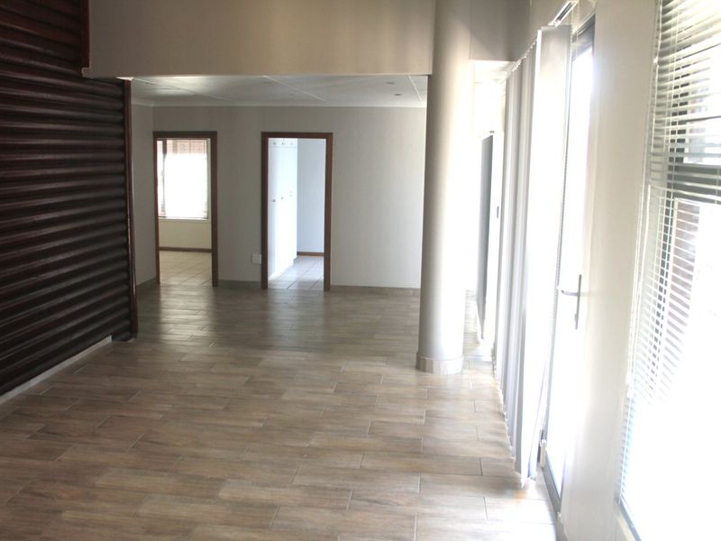 *IMMEDIATE RENTAL AVAILABILITY!*  - Photo 6