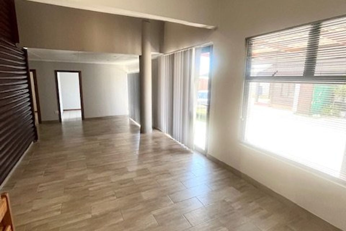 *IMMEDIATE RENTAL AVAILABILITY!*  - Photo 2