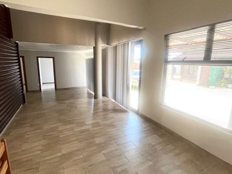 *IMMEDIATE RENTAL AVAILABILITY!*  - Photo 2