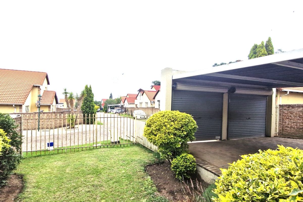 Gorgeous Modern Contemporary ,,,,,,,,,, 3  Bedrooms ,,2  Bathrooms,,  Pet Friendly Double Story Cluster - Photo 2