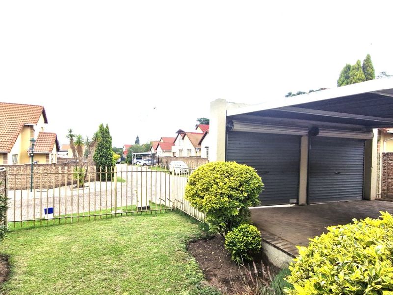 Gorgeous Modern Contemporary ,,,,,,,,,, 3  Bedrooms ,,2  Bathrooms,,  Pet Friendly Double Story Cluster - Photo 2