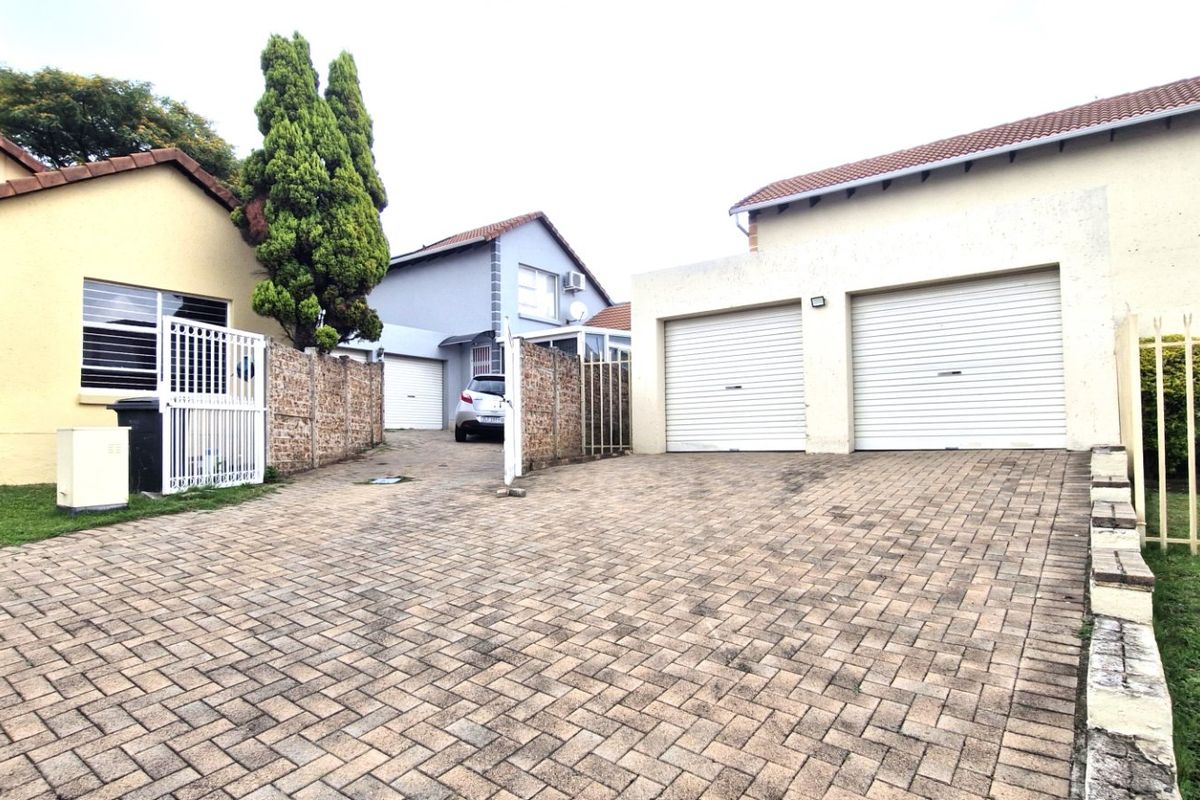 Gorgeous Modern Contemporary ,,,,,,,,,, 3  Bedrooms ,,2  Bathrooms,,  Pet Friendly Double Story Cluster - Photo 4