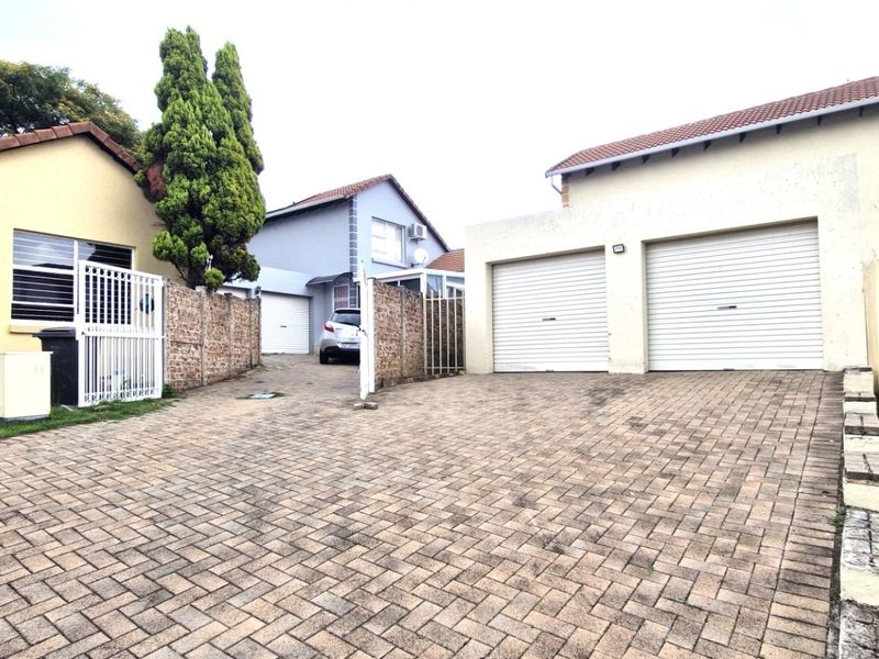 Gorgeous Modern Contemporary ,,,,,,,,,, 3  Bedrooms ,,2  Bathrooms,,  Pet Friendly Double Story Cluster - Photo 4