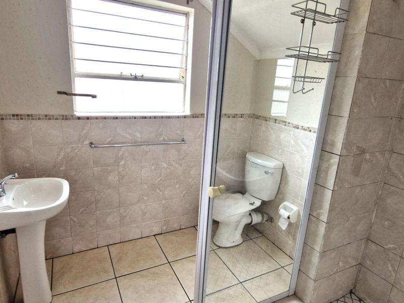 Gorgeous Modern Contemporary ,,,,,,,,,, 3  Bedrooms ,,2  Bathrooms,,  Pet Friendly Double Story Cluster - Photo 10