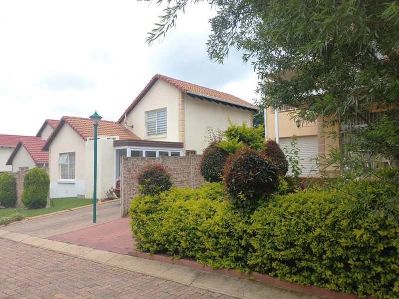 Gorgeous Modern Contemporary ,,,,,,,,,, 3  Bedrooms ,,2  Bathrooms,,  Pet Friendly Double Story Cluster - Photo 8