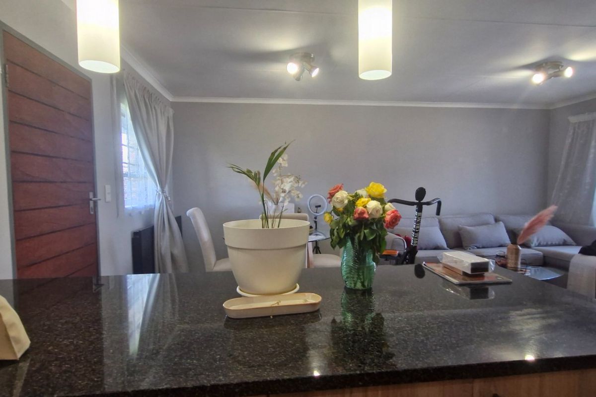 Stunning 2 Bedrooms 1 Full Bathroom Open Plan Kitchen  Balcony  Upstairs Townhouse - Photo 2