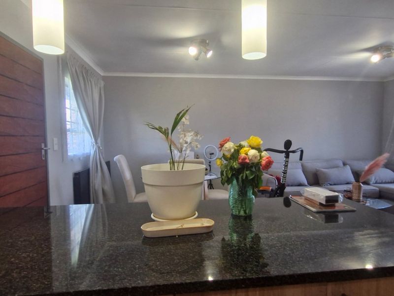 Stunning 2 Bedrooms 1 Full Bathroom Open Plan Kitchen  Balcony  Upstairs Townhouse - Photo 2