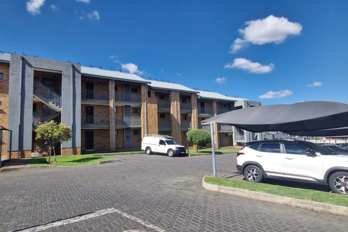 Stunning 2 Bedrooms 1 Full Bathroom Open Plan Kitchen  Balcony  Upstairs Townhouse - Photo 5