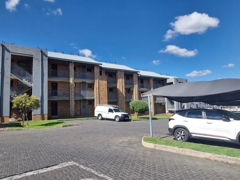 Stunning 2 Bedrooms 1 Full Bathroom Open Plan Kitchen  Balcony  Upstairs Townhouse - Photo 5