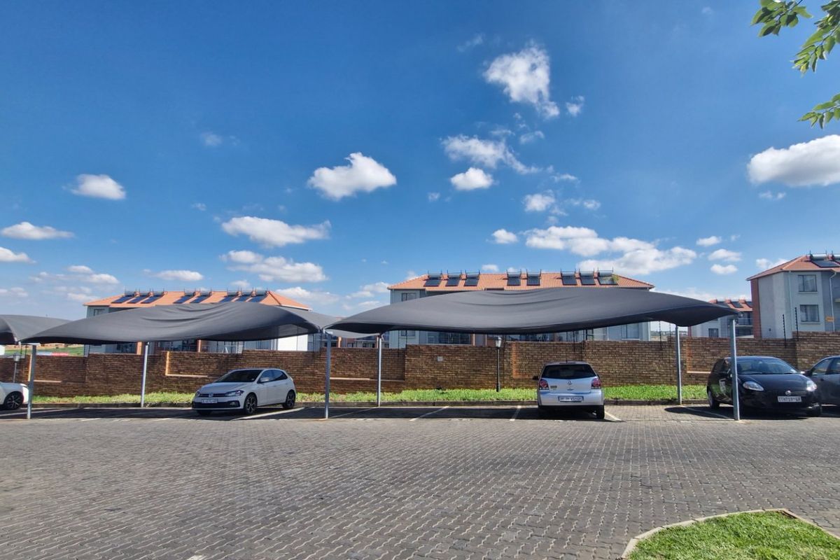 Stunning 2 Bedrooms 1 Full Bathroom Open Plan Kitchen  Balcony  Upstairs Townhouse - Photo 4