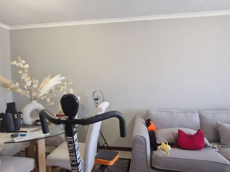 Stunning 2 Bedrooms 1 Full Bathroom Open Plan Kitchen  Balcony  Upstairs Townhouse - Photo 10