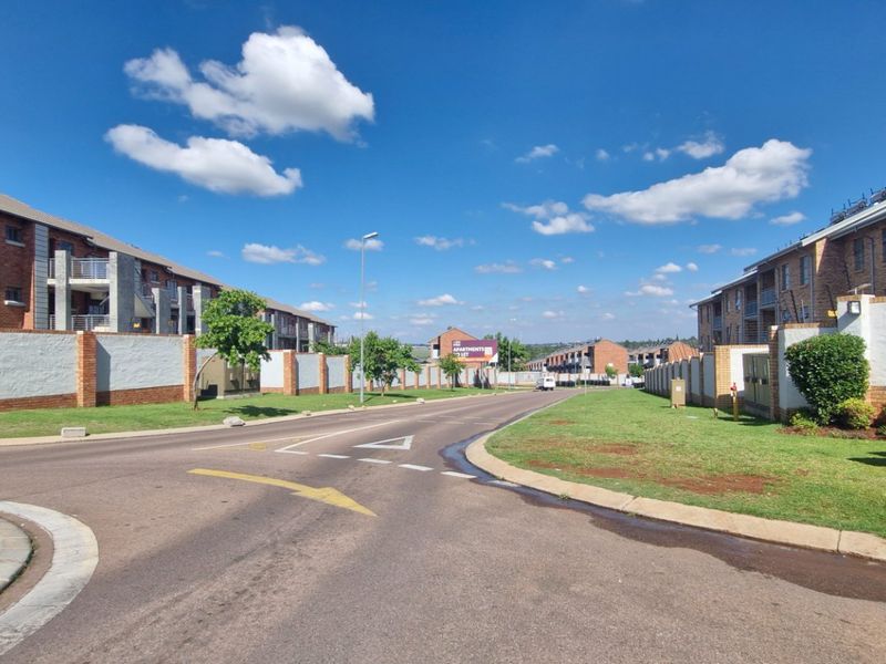 Stunning 2 Bedrooms 1 Full Bathroom Open Plan Kitchen  Balcony  Upstairs Townhouse - Photo 9