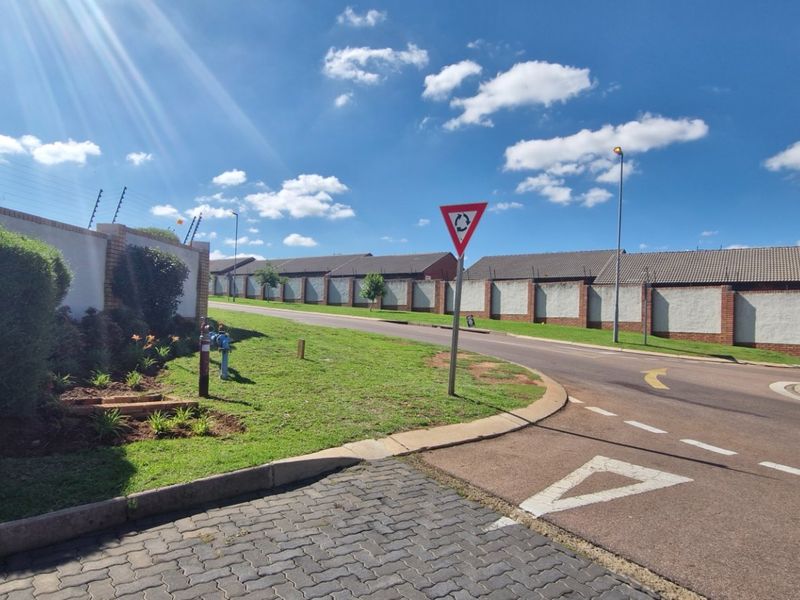 Stunning 2 Bedrooms 1 Full Bathroom Open Plan Kitchen  Balcony  Upstairs Townhouse - Photo 7