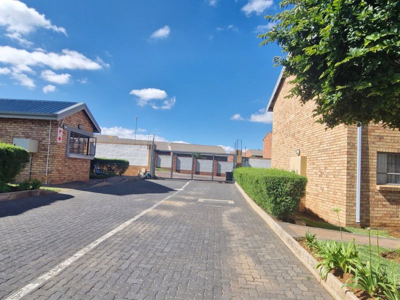 Stunning 2 Bedrooms 1 Full Bathroom Open Plan Kitchen  Balcony  Upstairs Townhouse - Photo 6