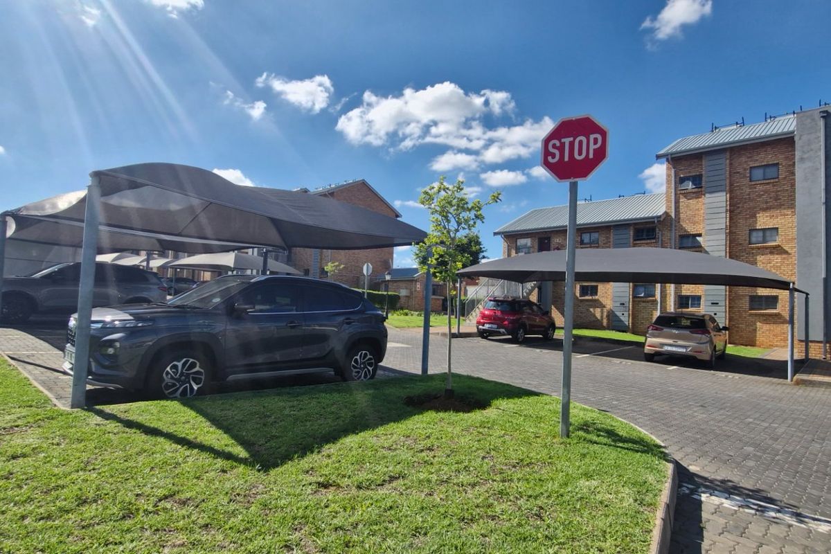 Stunning 2 Bedrooms 1 Full Bathroom Open Plan Kitchen  Balcony  Upstairs Townhouse - Photo 3