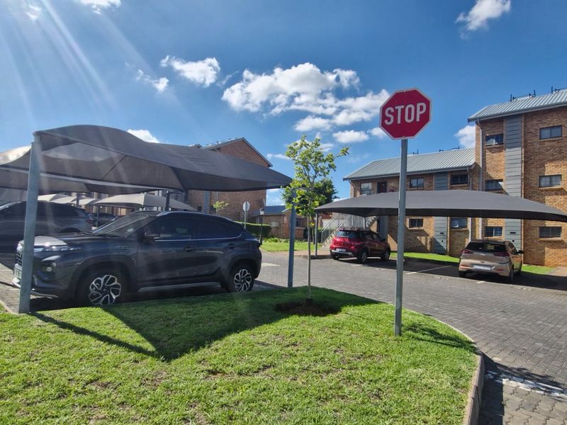 Stunning 2 Bedrooms 1 Full Bathroom Open Plan Kitchen  Balcony  Upstairs Townhouse - Photo 3
