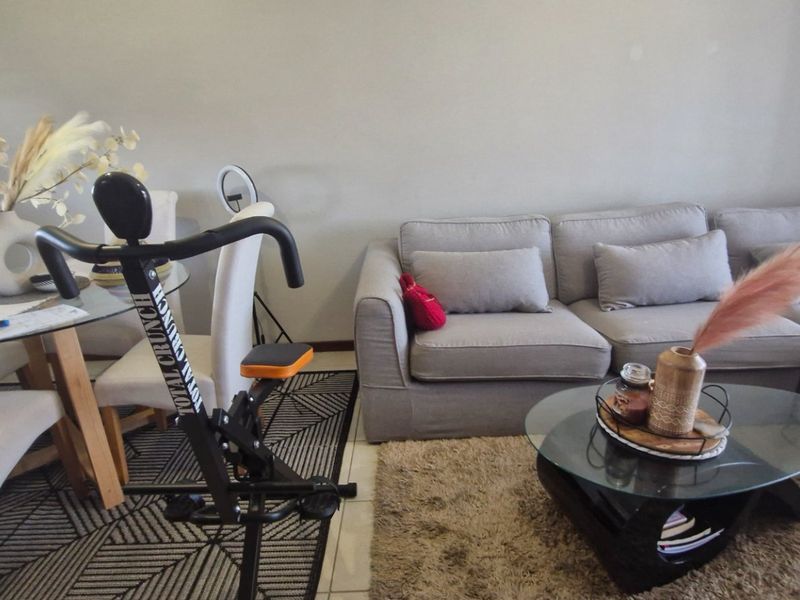 Stunning 2 Bedrooms 1 Full Bathroom Open Plan Kitchen  Balcony  Upstairs Townhouse - Photo 1