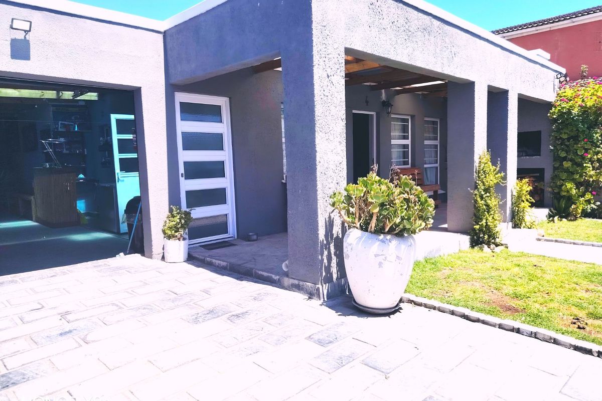 Modern family home for sale with entertainment area in Silversands  - Photo 3