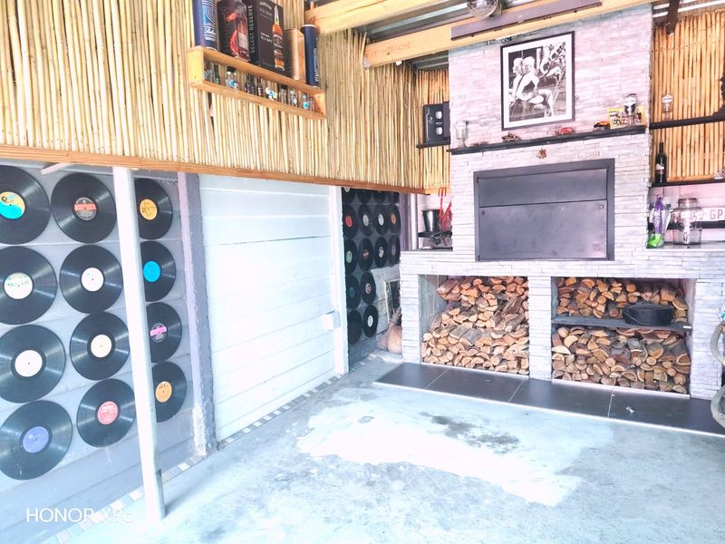 Modern family home for sale with entertainment area in Silversands  - Photo 6