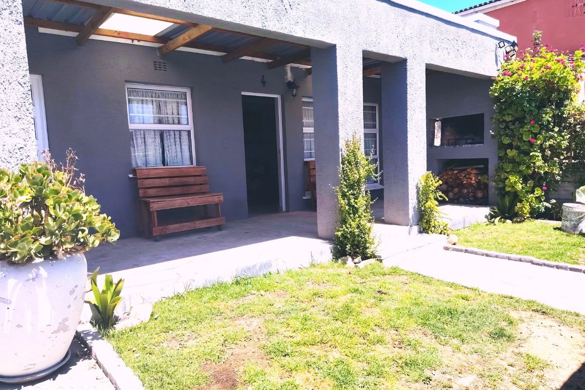 Modern family home for sale with entertainment area in Silversands  - Photo 4