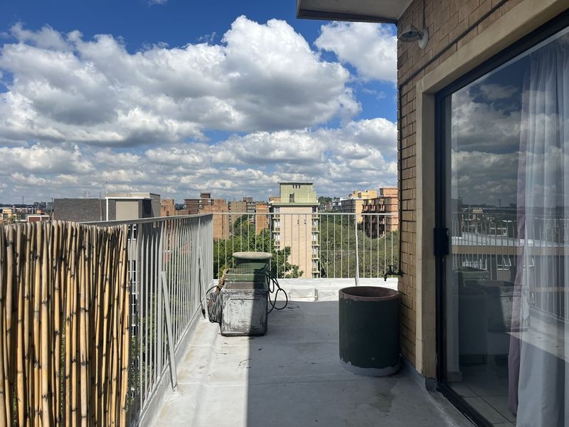 Stylish 2 bed flat with sunny balcony - Photo 4