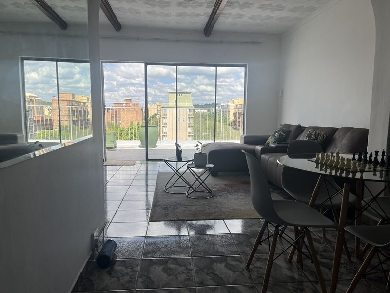 Stylish 2 bed flat with sunny balcony - Photo 1