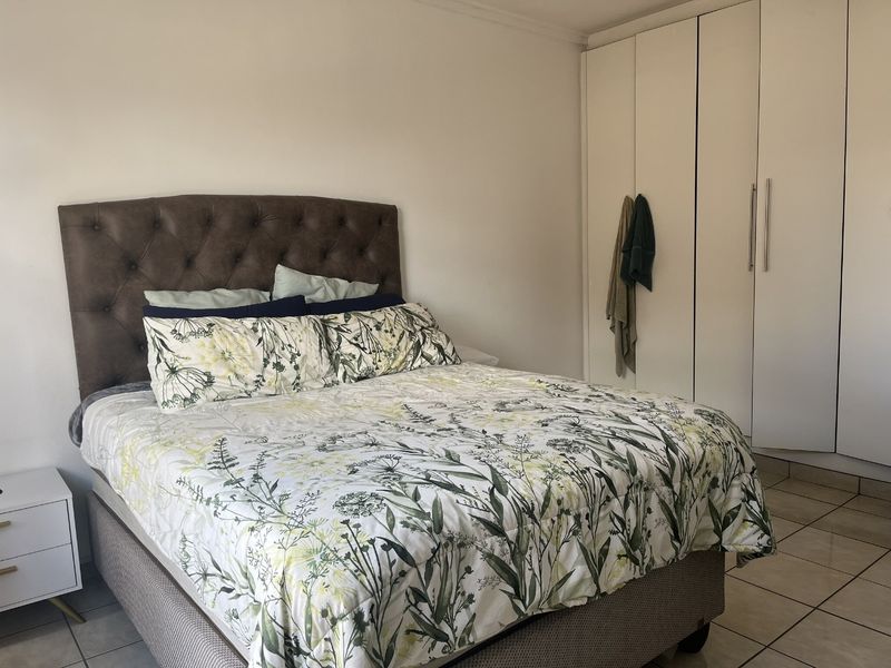 Stylish 2 bed flat with sunny balcony - Photo 10