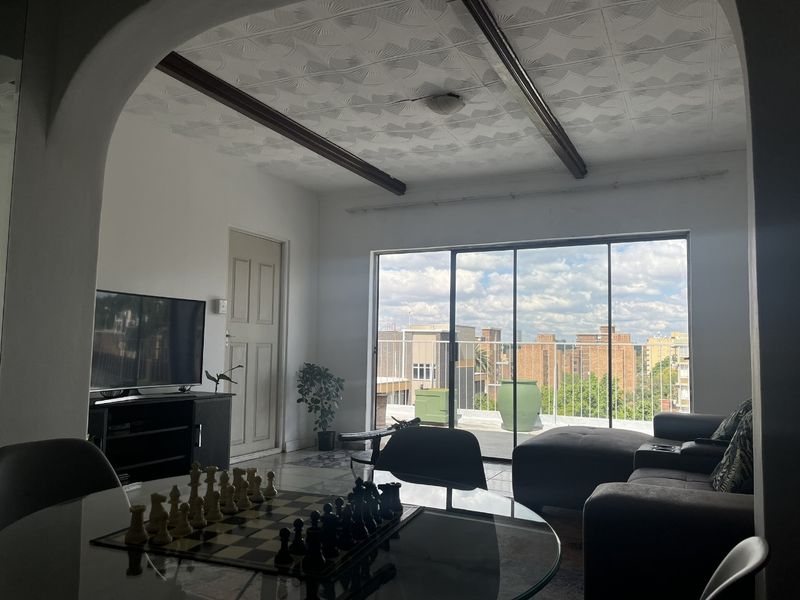 Stylish 2 bed flat with sunny balcony - Photo 9
