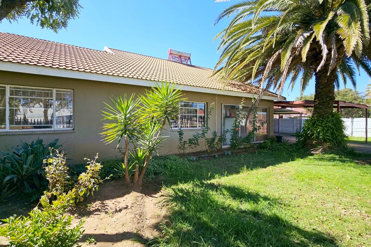 A solid home with a pool in Falcon Ridge. - Photo 4