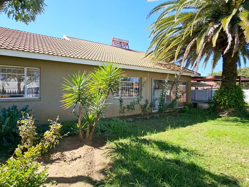 A solid home with a pool in Falcon Ridge. - Photo 4