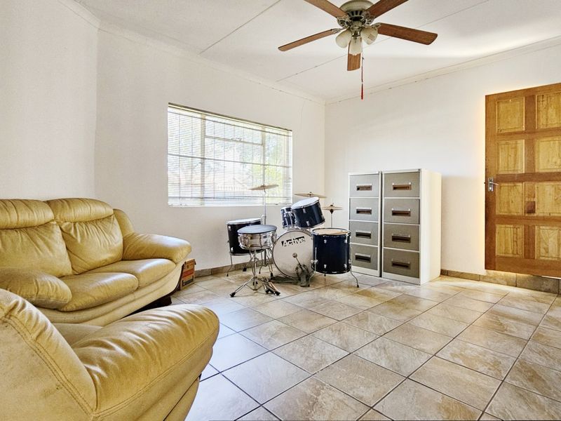 A solid home with a pool in Falcon Ridge. - Photo 6