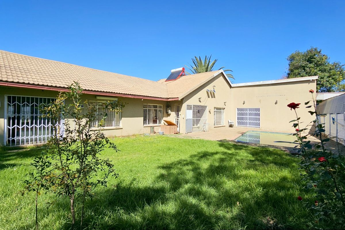 A solid home with a pool in Falcon Ridge. - Photo 2