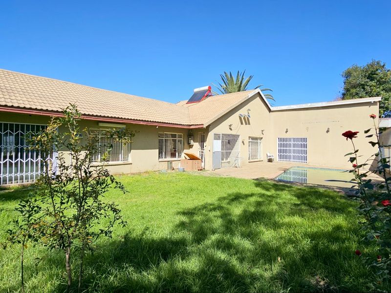 A solid home with a pool in Falcon Ridge. - Photo 2