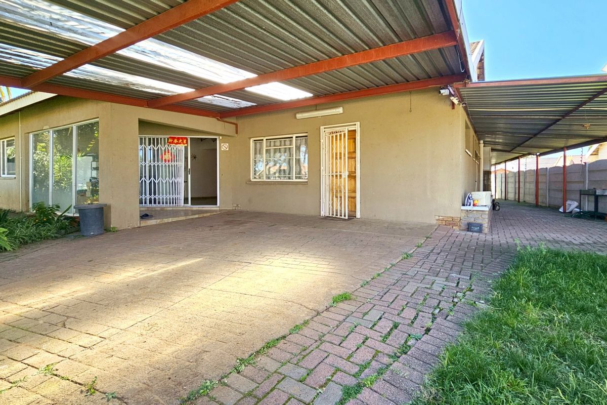 A solid home with a pool in Falcon Ridge. - Photo 3